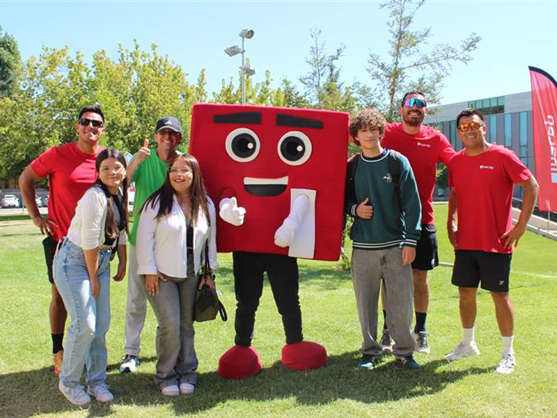 Estudiantes posando junto a corpóreo de INACAP en inicio del año académico 2026 Sede Rancagua