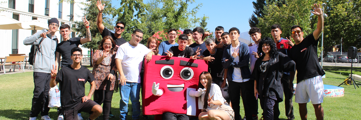 Estudiantes posando junto a corpóreo de INACAP en inicio del año académico 2026 Sede Rancagua