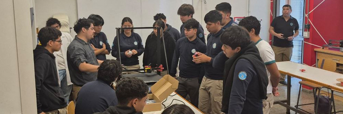 Estudiantes y docente en taller de 3D