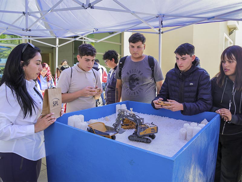 Más de 200 estudiantes de Tarapacá exploran el futuro de la minería no metálica en INACAP Iquique