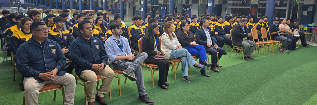 Estudiantes y representantes de la Sede en la firma