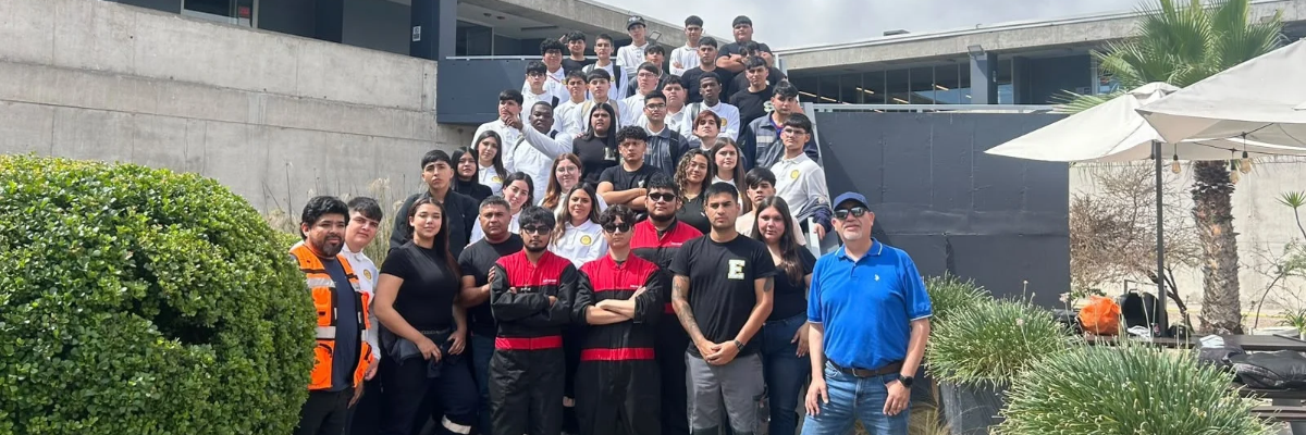 Imagen grupal de los estudiantes del Liceo Politécnico de Tocopilla en la Sede Antofagasta