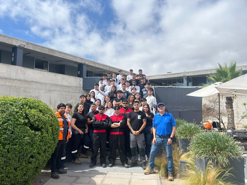 Imagen grupal de los estudiantes del Liceo Politécnico de Tocopilla en la Sede Antofagasta