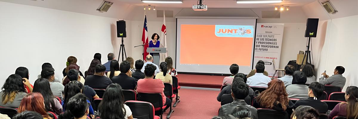 Presidenta Banco Central en presentación con alumnos