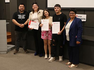 Alumnos con su certificación de los talleres de verano