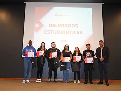 Alumnos en ceremonia de reconocimiento sello INACAP