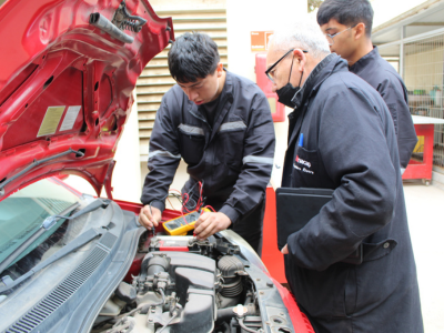 Estudiantes de Mécanica Automotriz