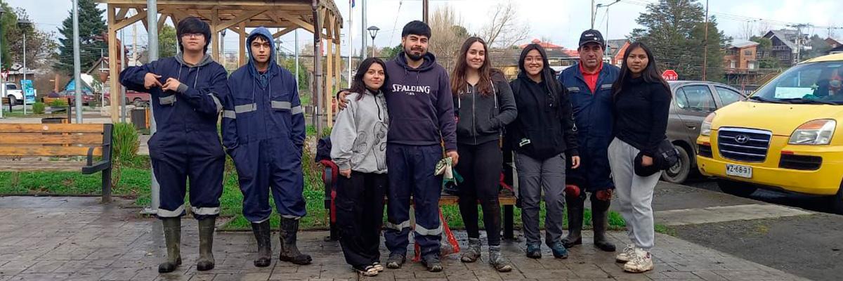 Inacapinos voluntarios de la Sede Osorno plantan árboles nativos y tulipanes en comuna de Entre Lagos