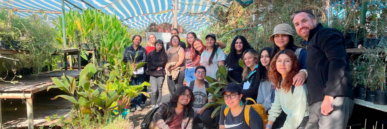 Estudiantes en un invernadero