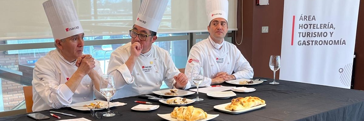 Chef instructores de Inacap cataron a ciegas 24 empanadas. 