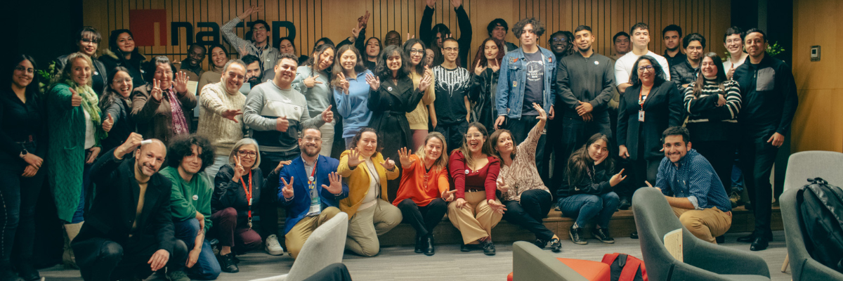 Grupo de personas, estudiantes y profesores, reunidos en un escenario