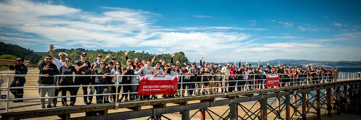 Grupo de jóvenes en un puente