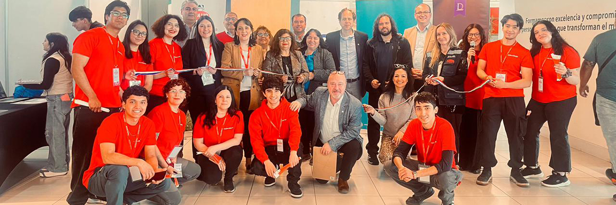 Vicerrector de Sede junto a participantes de Feria Laboral