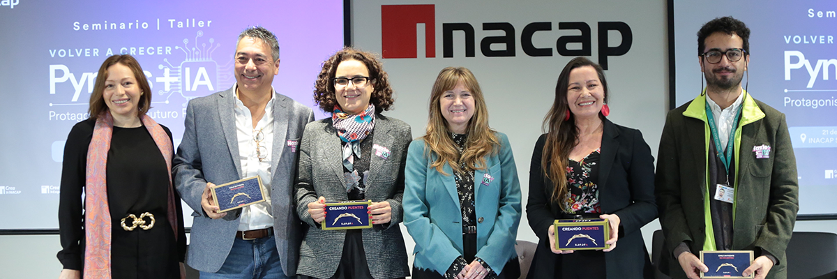 Autoridades gremiales y emprendedores posan en Encuentro +Pyme de INACAP Sede Renca sobre transformación digital