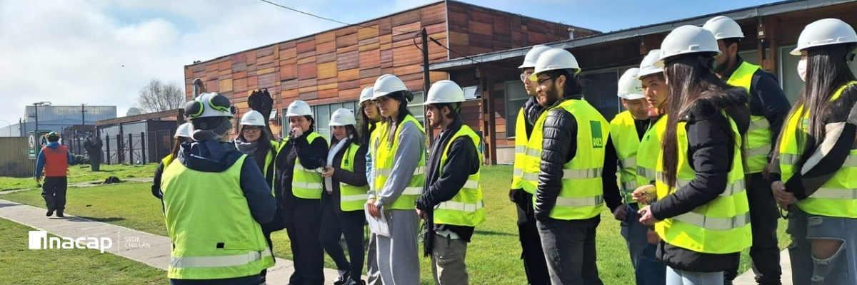 Estudiantes realizando recorrido por la plante de procesos IANSA