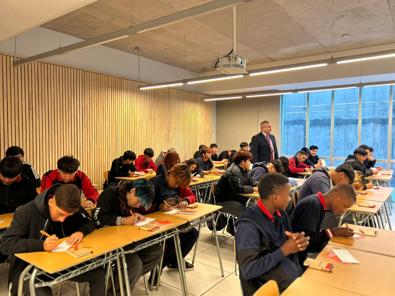 estudiantes del colegio María Griselda Valle en charla del BancoEstado