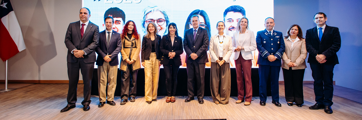 Participantes revisan mensajes destacados durante jornada institucional en INACAP