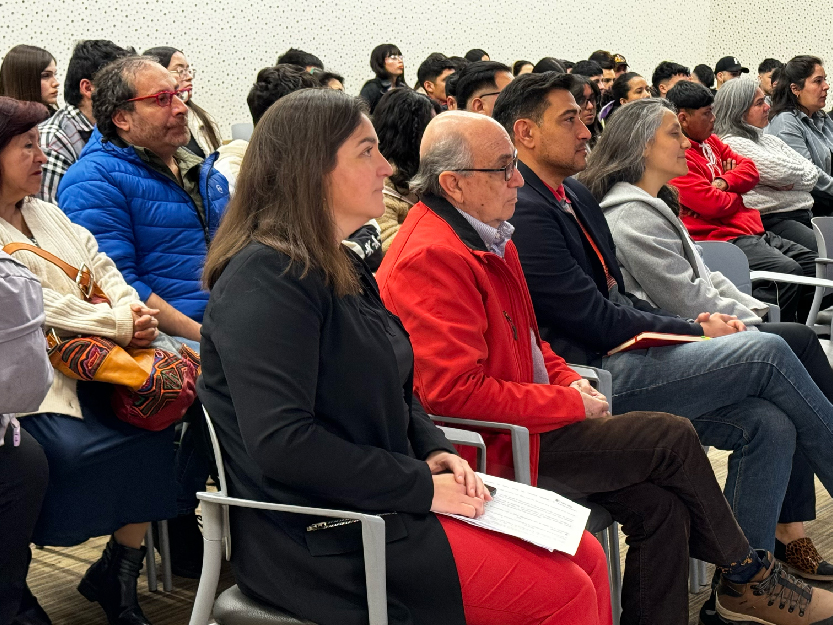 gente atenta a presentación