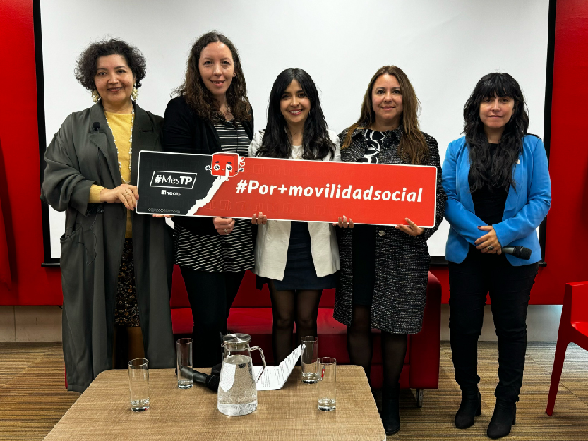 mujeres posando con cartel