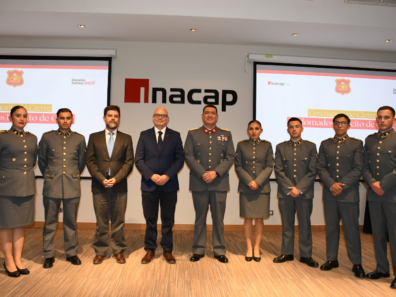 Docente, estudiantes y familia junto a la Alcaldesa de Quilicura