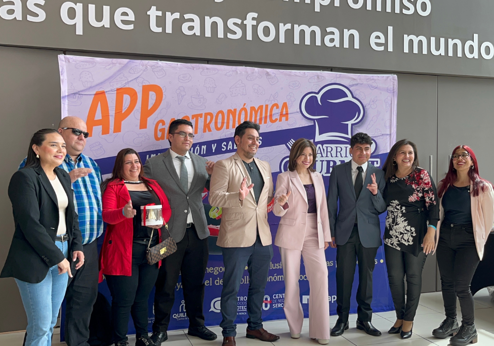 Docente, estudiantes y familia junto a la Alcaldesa de Quilicura