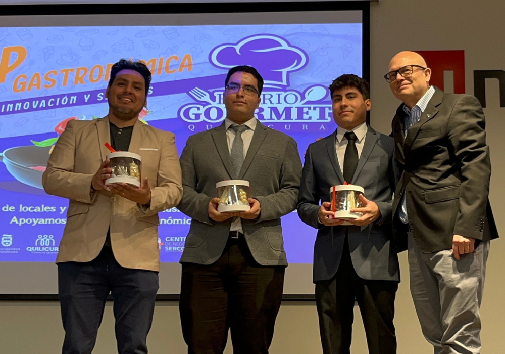 Docente y estudiantes del Área de Informática junto al Vicerrector de sede Renca