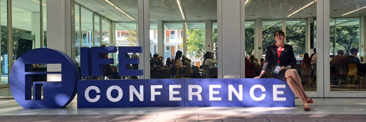 Docente posando en IFE Conference 2026 representando a INACAP Santiago Centro