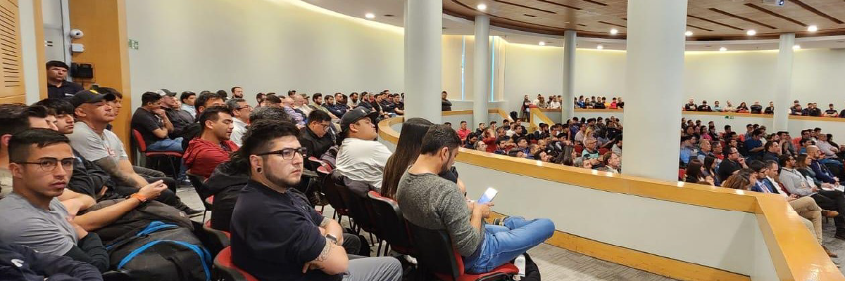 estudiantes en charla de ley contaminación lumínica