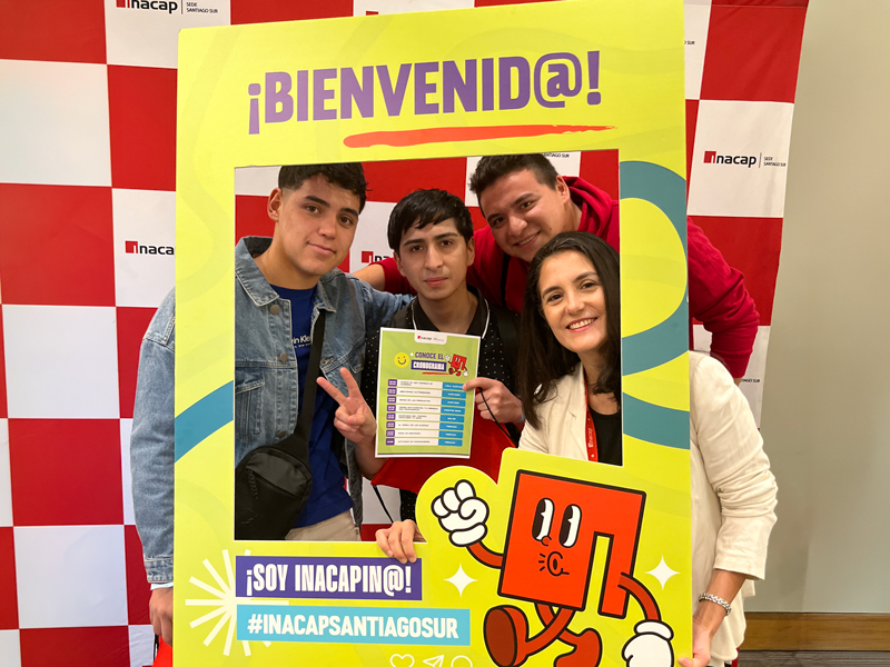 Estudiantes nuevos posando en el marco de Bienvedida en actividades de integración INACAP Santiago Sur