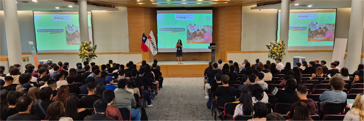 ESTUDIANTES EN AUDITORIO POR SEMANA DE BIENVENIDA INACAP SANTIAGO SUR