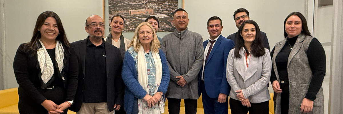 representantes de colegio y de INACAP posan a la cámara