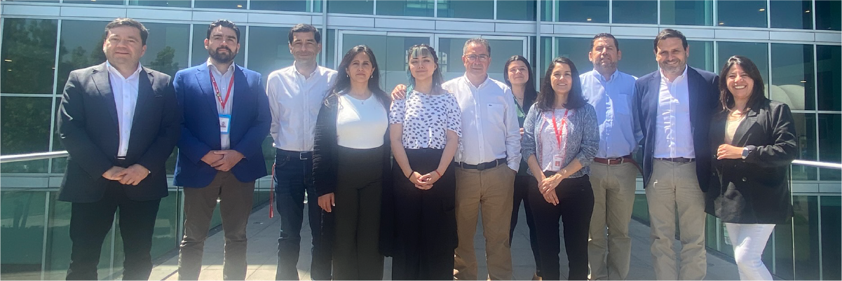 Rocío Sáez junto a su familia y Comité Ejecutivo de INACAP Sede Sur posan