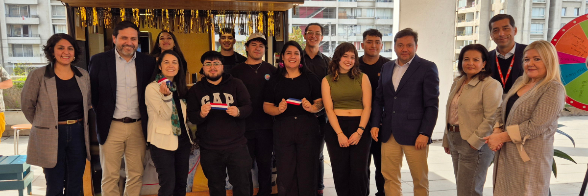 estudiantes y directivos INACAP posan en Sede Santiago Sur por inauguración Semana Chile Emprende