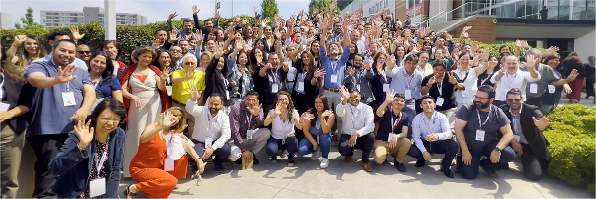 participantes y docentes asistentes posan en Encuentro Educativo 2025