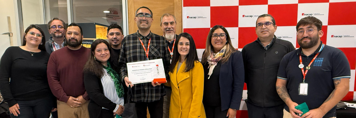 representantes del comité paritario INACAP Santiago Sur, mas docente y Vicerrectora posan y sonríen