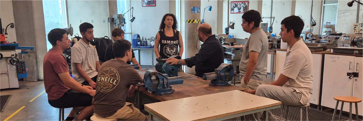 Interesados en carreras participan de talleres gratuitos en INACAP Santiago Sur
