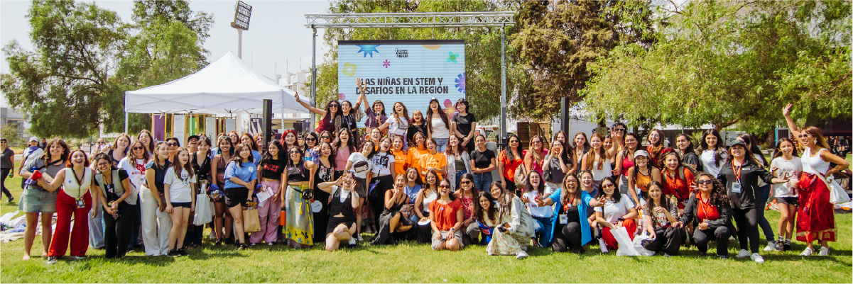 Estudiantes docentes posan en 1era Cumbre regional de las niñas