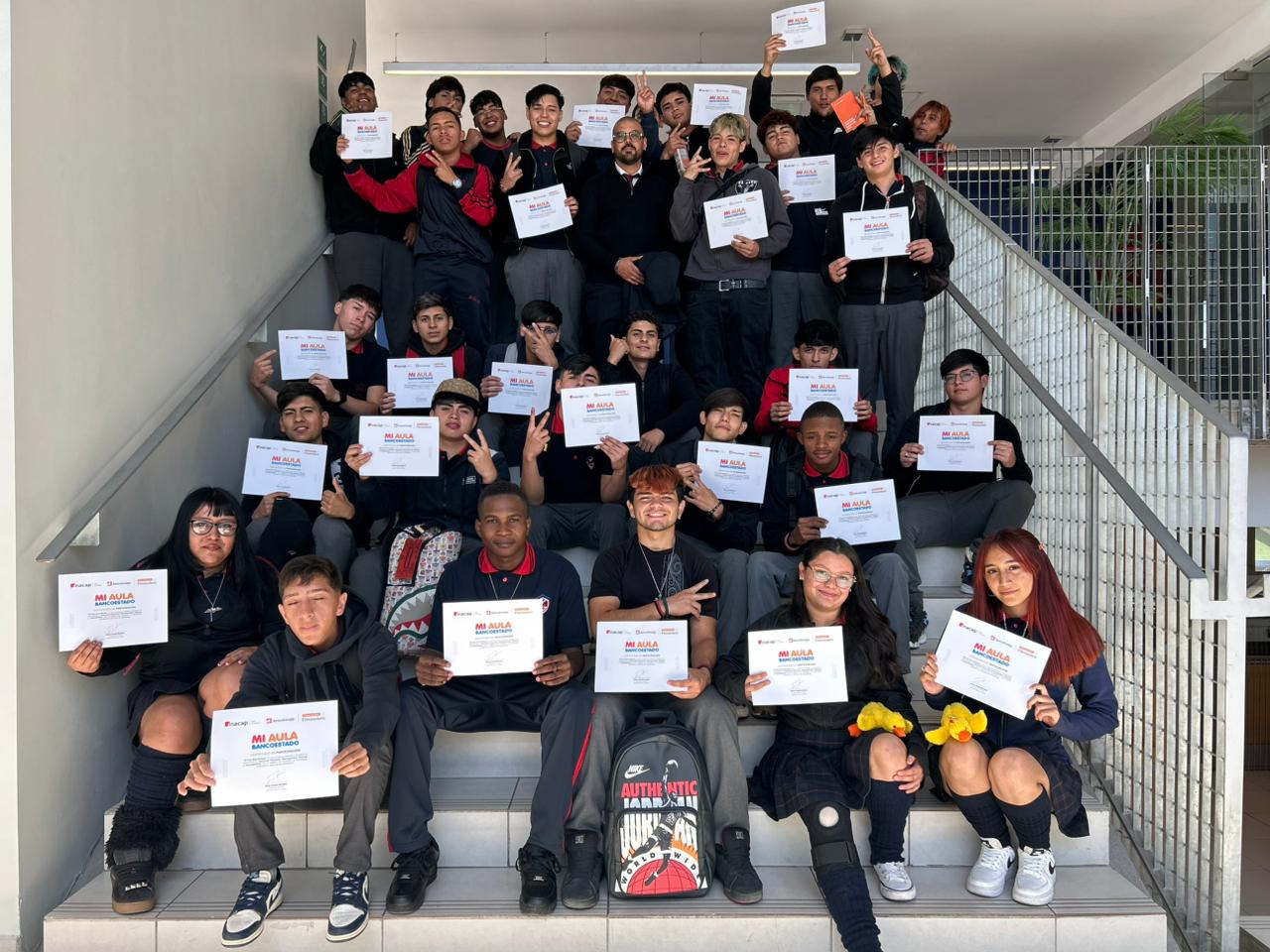 Estudiantes del Colegio María Griselda Valle, con su certificado de participación en programa Mi Aula BancoEstado