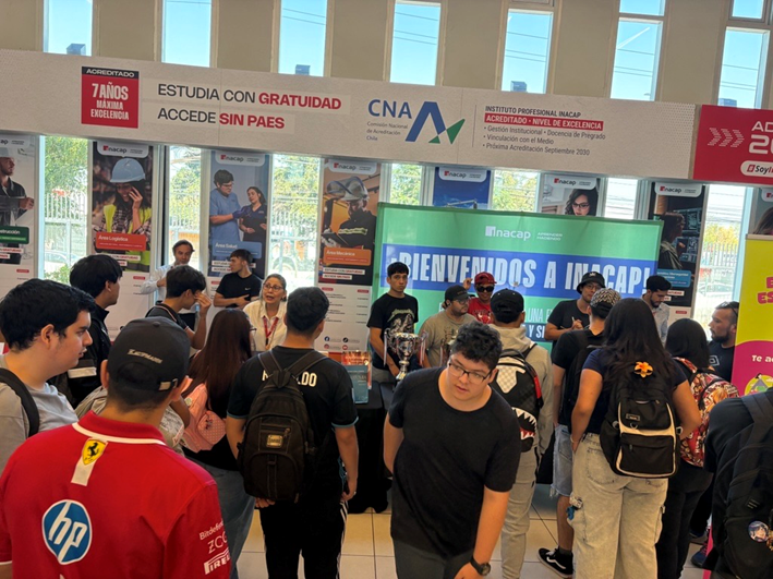 Hall Central Sede La Granja donde se llevó a cabo la feria de servicios para estudiantes