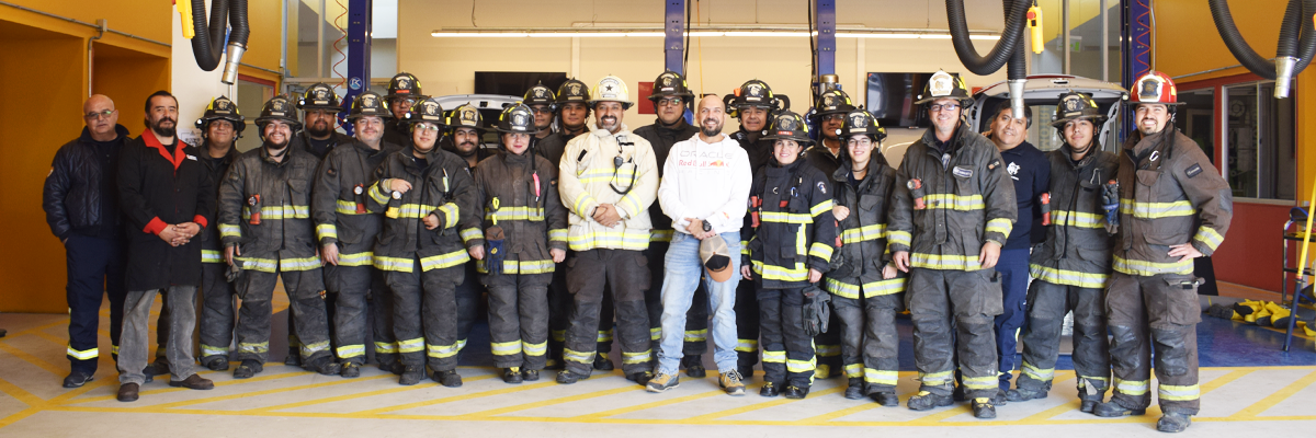 Grupo de Bomberos en foto final de la actividad, junto al docente a cargo de la capacitación y al director de carrera del área mecánica