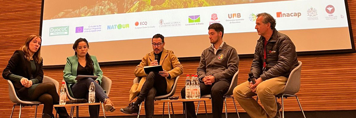 Imagen de los panelistas participando en el Foro de EcoTurismo