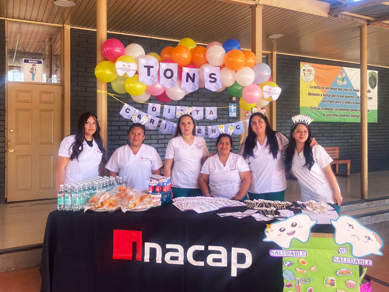 Stand informativo de estudiantes en Colegio Santa Patricia