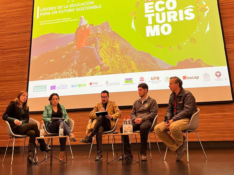 Imagen de los panelistas participando en el Foro de EcoTurismo