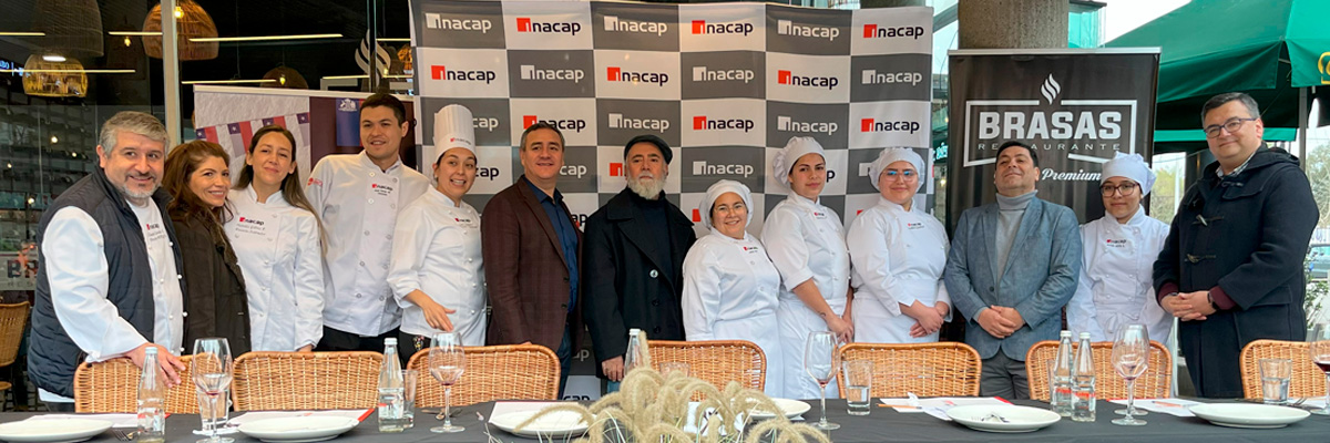 Estudiantes, Docentes y colaboradores de INACAP Sede Curicó, con parte del jurado