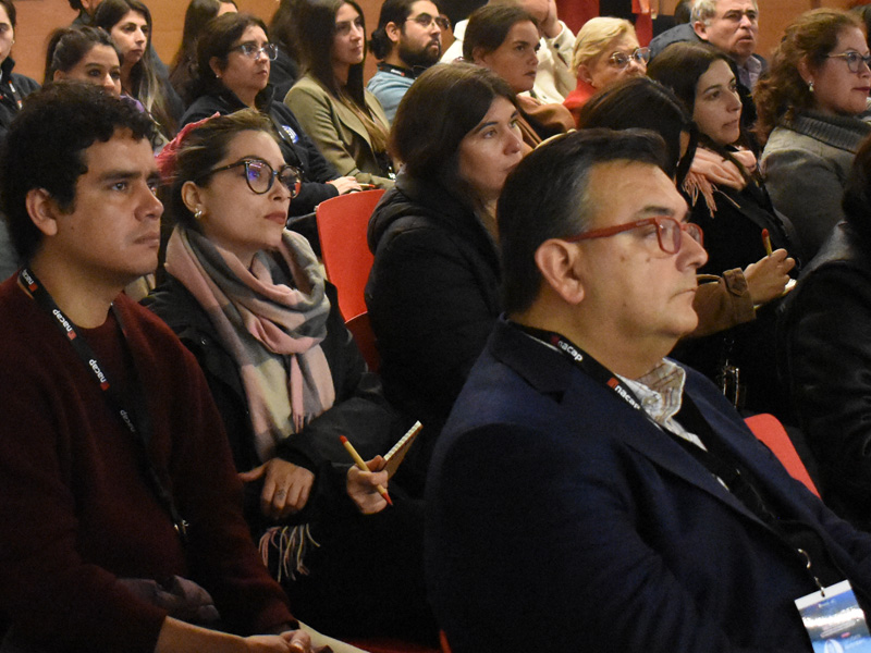 Participación de diferentes actores de la EM, junto al Vicerrector de Sede, mirando la charla