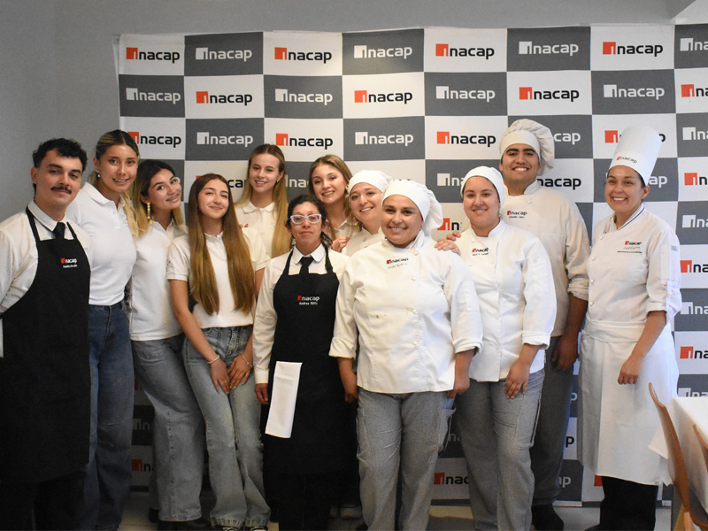 Estudiantes y docentes con las candidatas a reina de la vendimia de curicó