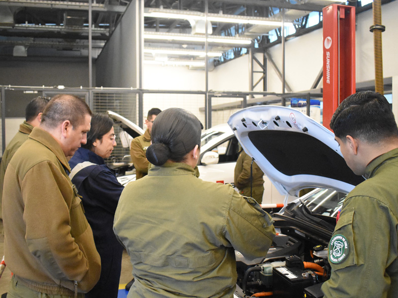 Carabineros, junto a la Docente realizando el taller