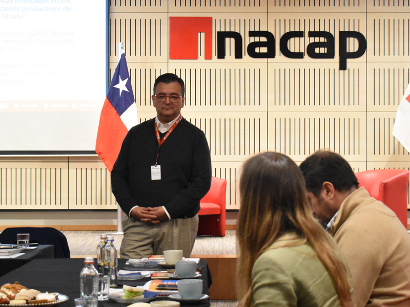 Vicerrector Marcelo Valdivia dirigiendo encuentro