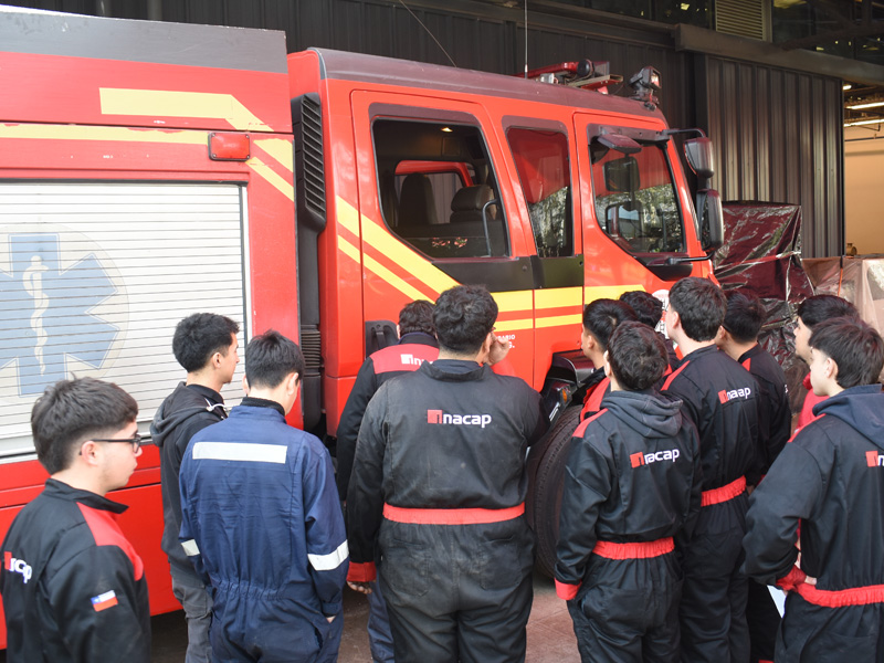 Estudiantes de Mecánica Automotriz y Electromovilidad