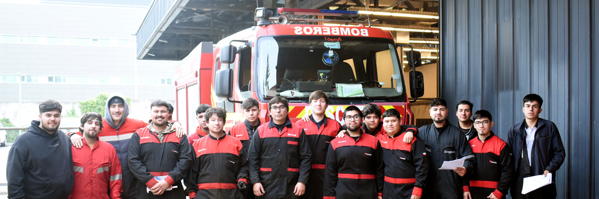 Estudiantes de Mecánica Automotriz y Electromovilidad junto a su Director de Carrera